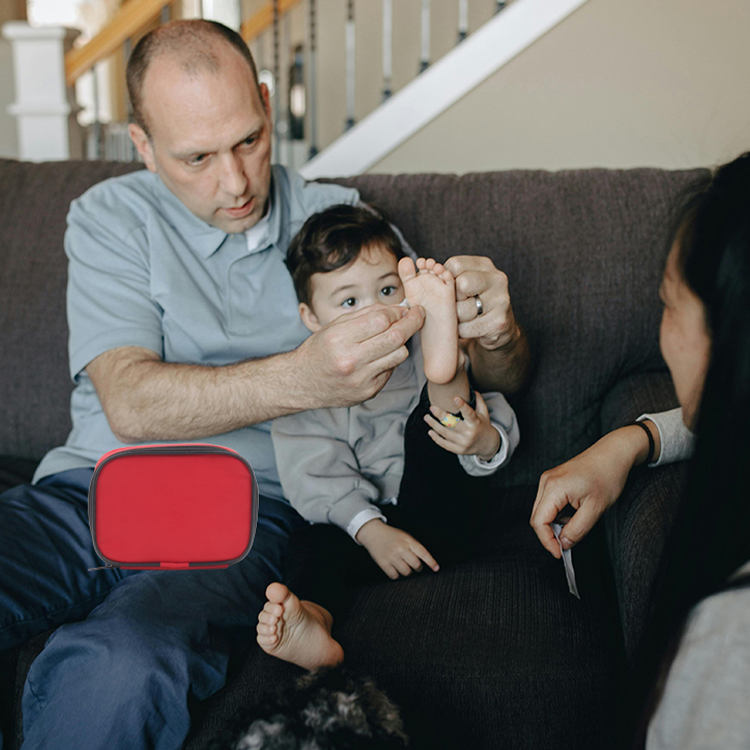 Мини-аптечка Небольшая аптечка - включает одеяло из фольги для экстренной помощи, ножницы для путешествий, дома, офиса, автомобиля, кемпинга, рабочего места и улицы (красного цвета)