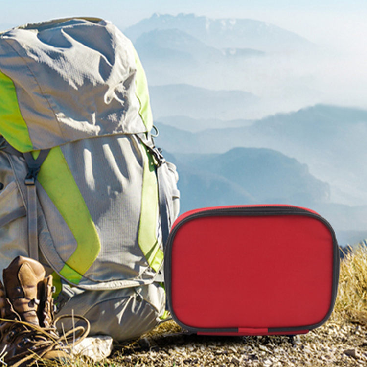 Мини-аптечка Небольшая аптечка - включает одеяло из фольги для экстренной помощи, ножницы для путешествий, дома, офиса, автомобиля, кемпинга, рабочего места и улицы (красного цвета)